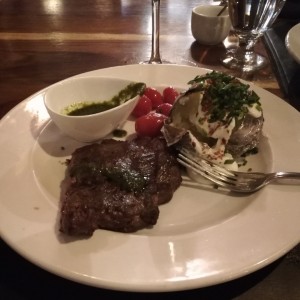 papas asadas y carne con chimichurri 