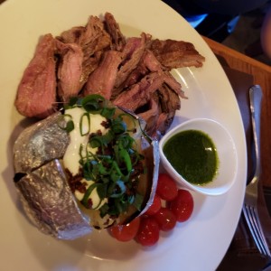 Filete de Res Nacional con ahumado de Palo de Nance, con Papa rellena y salsa chimichurri