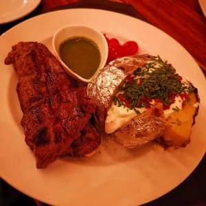 Filete de res / Tenderloin USA + papa asada rellena + chimichurri de la casa