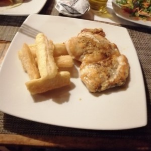 Pollo a la plancha con Yuca fruta y ensalada 