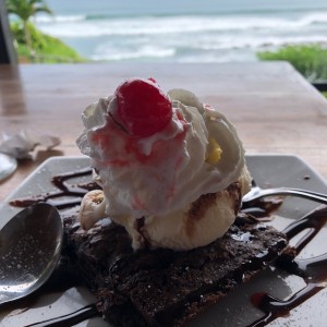 brownie con helado, nueces, crema y sirope