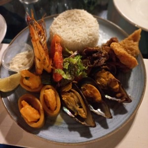 Mariscos con arroz blanco