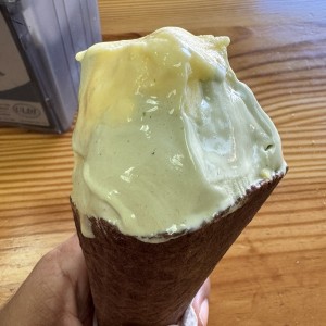 Cono de chocolate con helado de pistachios y maracuya