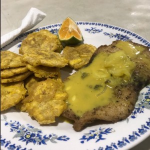 filete de pescsdo en salsa de pepino y mostasa con patacones. 