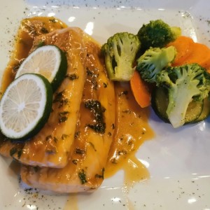 Pescado en salsa de mango con vegetales ??