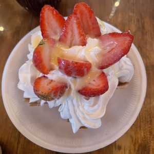 Waffles con crema, leche condensada y fresas