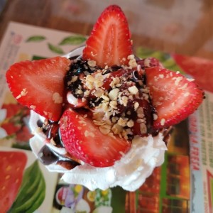 fresas con sirope de chocolate y granola