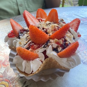 Fresas con crema tradicional en cono