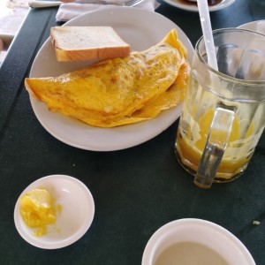 Omelet con jugo natural y salsa de coco de la cass