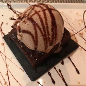 Brownie con helado de all spice 