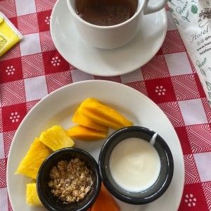 Yogurt granola y frutas