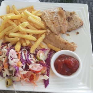 filete de corvina con papas fritas