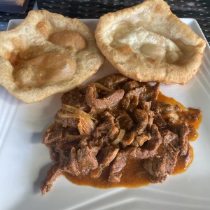 Bistec picado con hojaldres