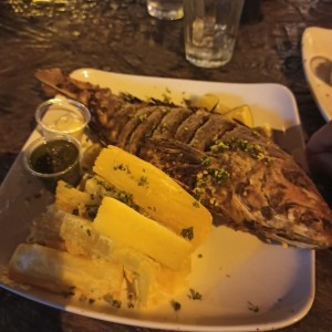 Pescado frito con yuca. 