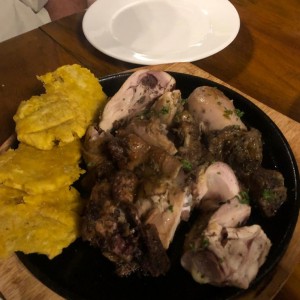 pollo asado con patacones