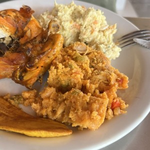 Pollo asado con tamal y ensadada de papas