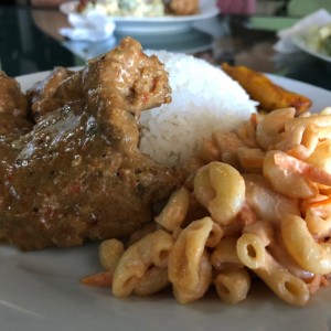 cerdo en salsa Honey mustard con arroz blanco ensalada de coditos con zanahoria 