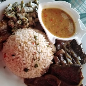 Pulpa negra, arroz, arvejas, habichuelas, tajadas