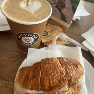 Croissant con latte 