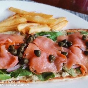 Flat  Bread con Salmon 