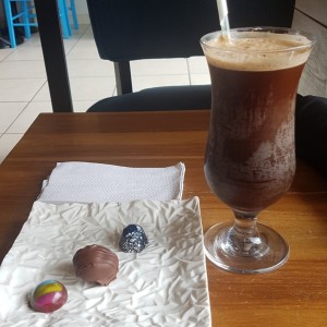 Nitro Cold Brew (Proceso Natural) y bombones