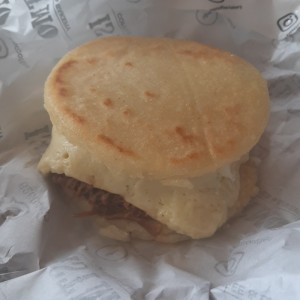 arepa de carne mechada