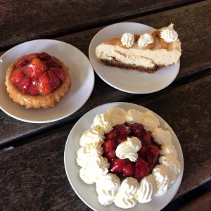 cheescake y tartatela de fresas.