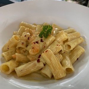 pasta con camarones y crema al curry