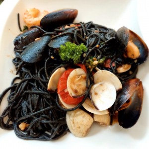 spaguettis tinta calamar mariscos