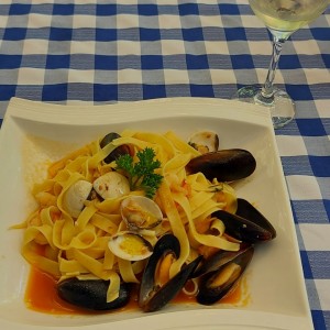 Fetuccini con Mariscos e  salsa con vino blanco.