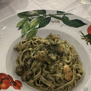 FETTUCCINE AL PESTO CON CAMARONES