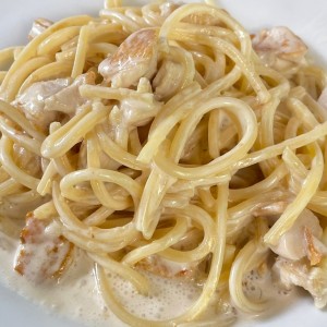 Spaguetti en Salsa Alfredo con pollo 