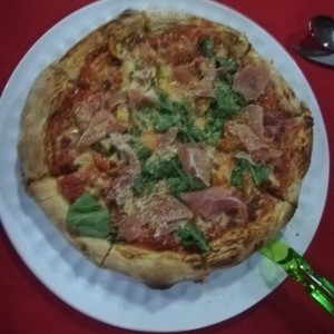 Pizza de prociuto y rugula