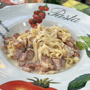 FETTUCCINE ALFREDO CON JAMÓN, POLLO O TOCINO