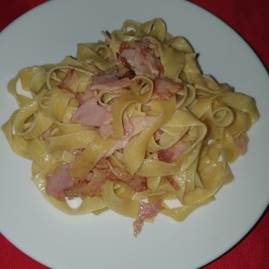 fetuchini alfredo con jamon