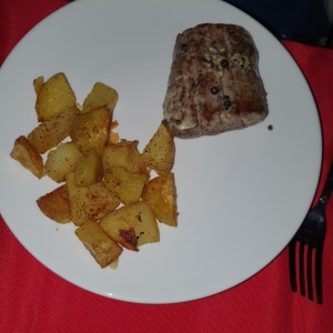 filete a la pimientas con papas salteadas