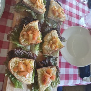 bruschetta de tomate y camarones