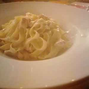 Fetuccini Alfredo con pollo 