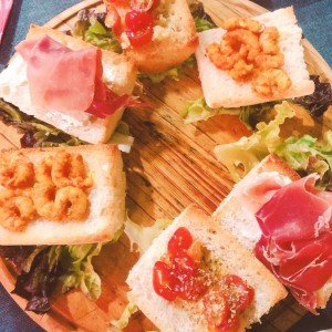 Bruschetta de tomate cherry, camaron, jamon serrano con queso crema. 