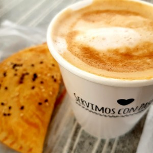 Café con leche y empanada de queso y espinacas