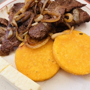 Tortilla con bistec encebollado y queso blanco