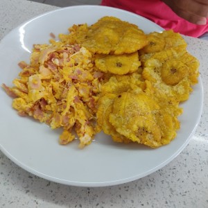 Huevos revueltos con bacon y patacones 