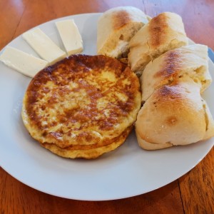 Emparedado de queso Philadelphia en pan ciabatta con torta de huevos  y queso prensado