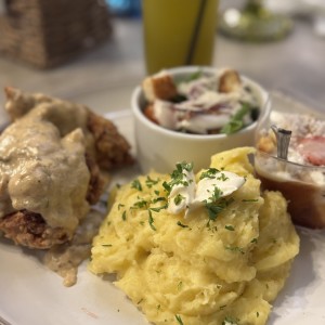 Pollo relleno de tocino y crema de hongos con pure en crema.