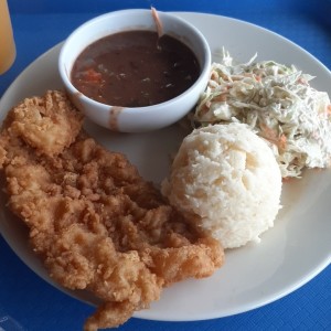 pescado con pure y ensalada