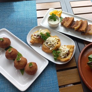 Croquetas de arroz con pollo, hojaldre con tasajo y chicharrones