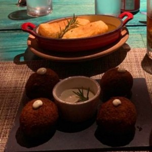 Croquetas de Arroz con Pollo con  alioli de culantro