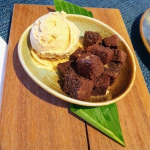 Postres - Brownie con helado de dulce de leche