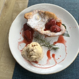 Hojaldra Con Fresas y Helado de Manjar Blanco