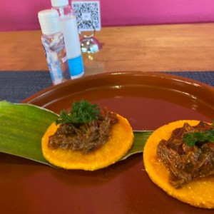 Tortillas de maiz con guiso de ropa vieja